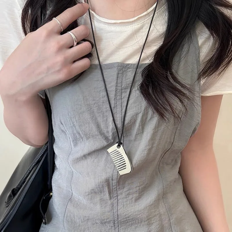 Fashion Personality Temperament Comb Pendant Necklace for Women New Delicate Design Jewelry Accessories Gifts