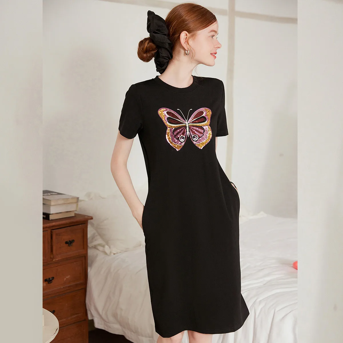 LOUIS YAO 新作 スパンコール刺繍 蝶々柄 レディース Tシャツワンピース 夏 2025 カジュアル ラウンドネック スリット入り 半袖ワンピース