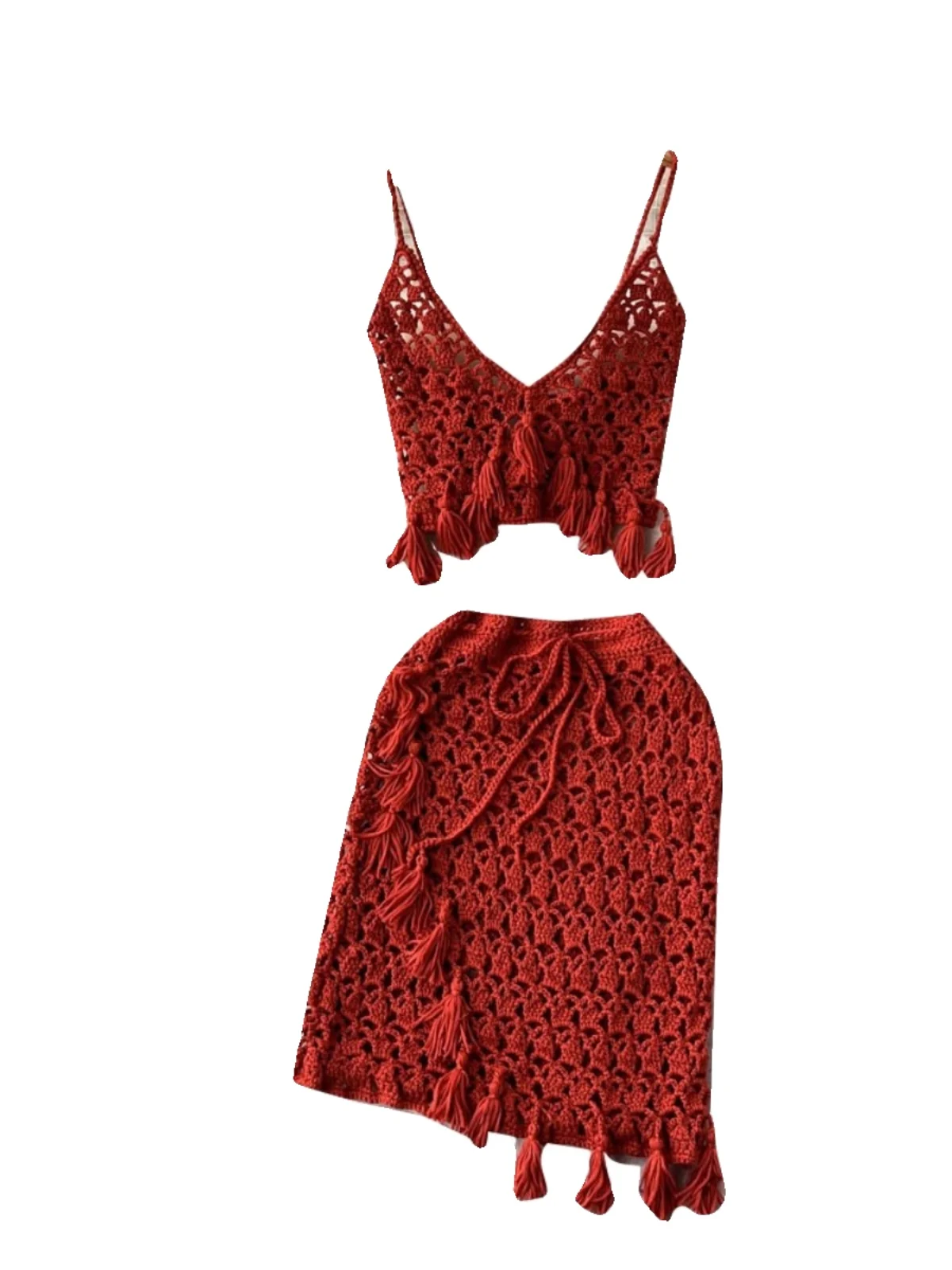Conjunto de duas peças com top bustiê boêmio vazado com franjas e decote em V e saia curta justa, moda primavera verão fena.