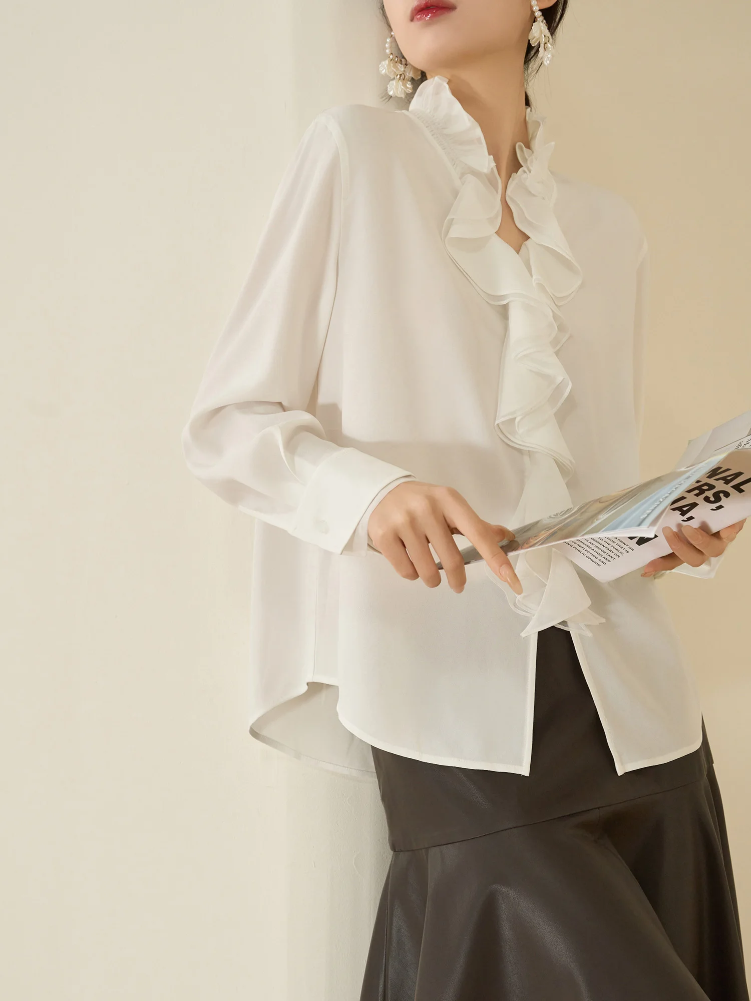 

Ele White V-ne irt Women's Faionable Lace Trim irt Premium Feel Lightweight Age-defng New Sle Flowing Era