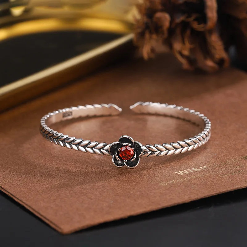 النمط الأوروبي الرجعية الأحمر كريستال الإسورة 925 فضة زهرة شخصية موضة رائعة افتتاح ورقة أساور TYB086