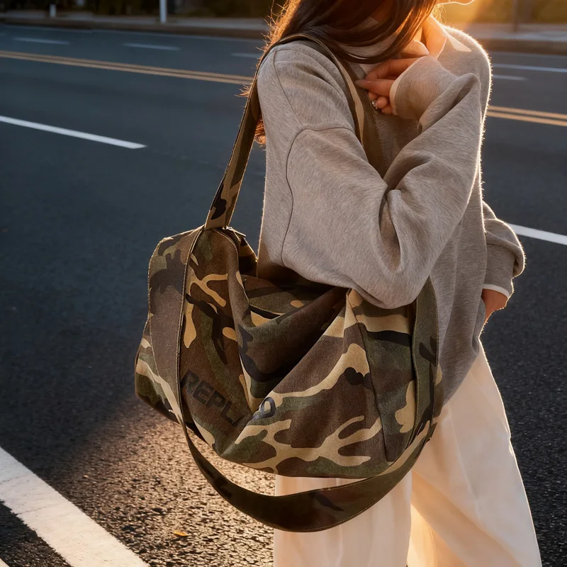 حقيبة كروس مموهة جديدة ذات سعة كبيرة حقيبة كتف من القماش للتنقل والسفر حقيبة مدرب مريحة ومتعددة الاستخدامات