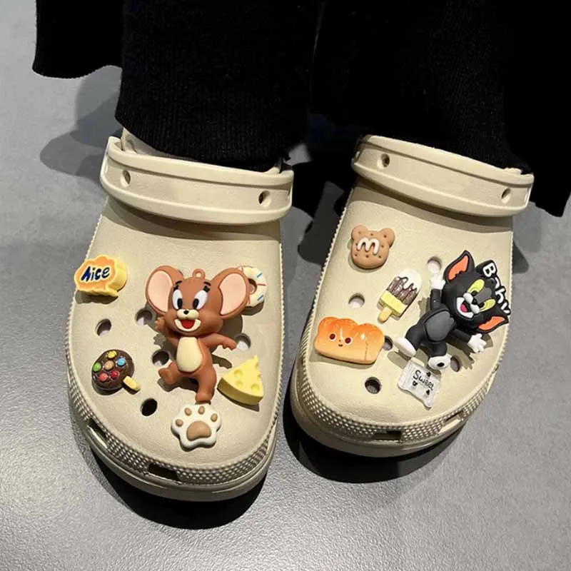 MINISO Tom y Jerry set Personaje de anime para lindos adornos de zapatos de dibujos animados Accesorios de decoración para zuecos clásicos Regalos