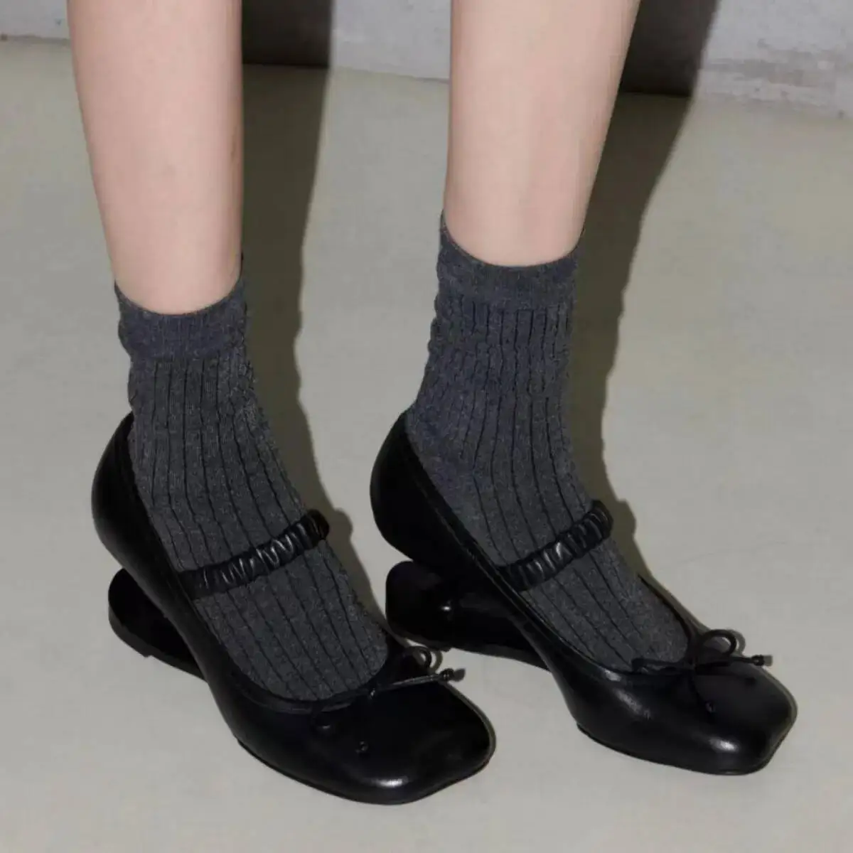 

Женские весенние туфли нового стиля с бантом, кожаные, водонепроницаемые, низкие, для прогулок на улице, удобные, с металлической пряжкой, на высоком каблуке