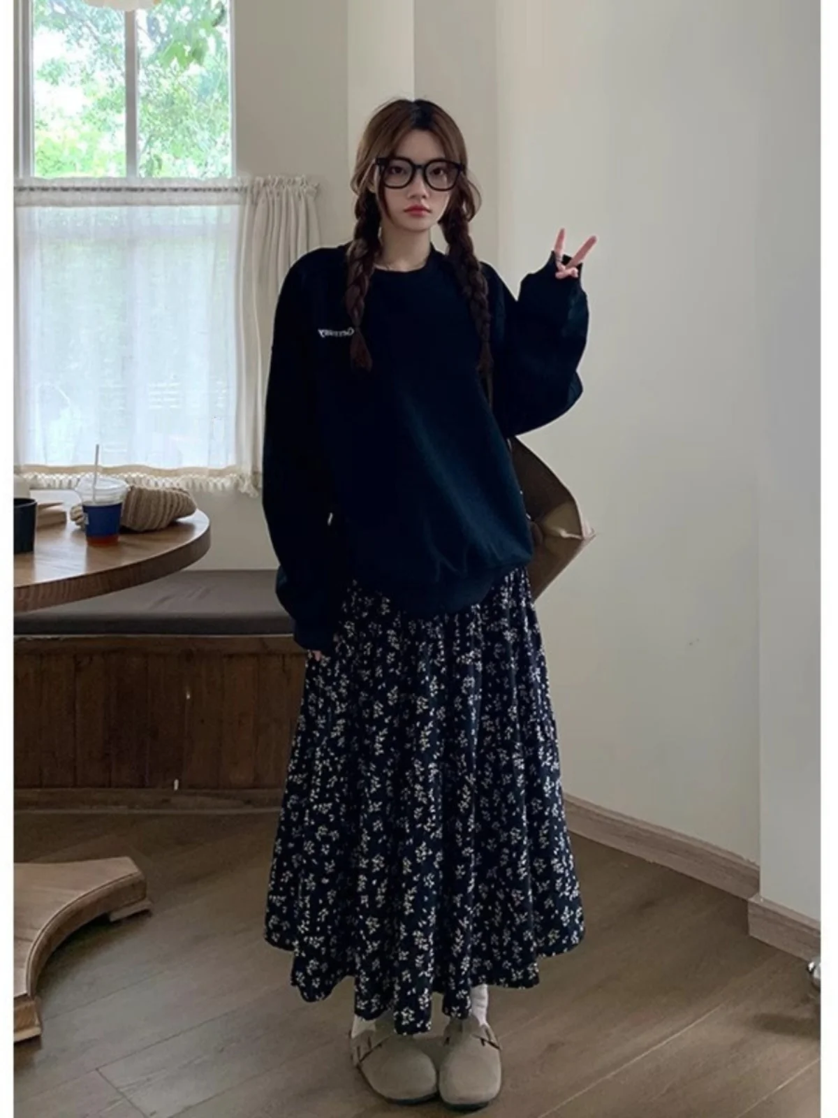 

Черная юбка с цветочным принтом, высокая талия, А-силуэт, эластичная талия, скрывающая бедра, модный повседневный узор, средней длины, полиэстер