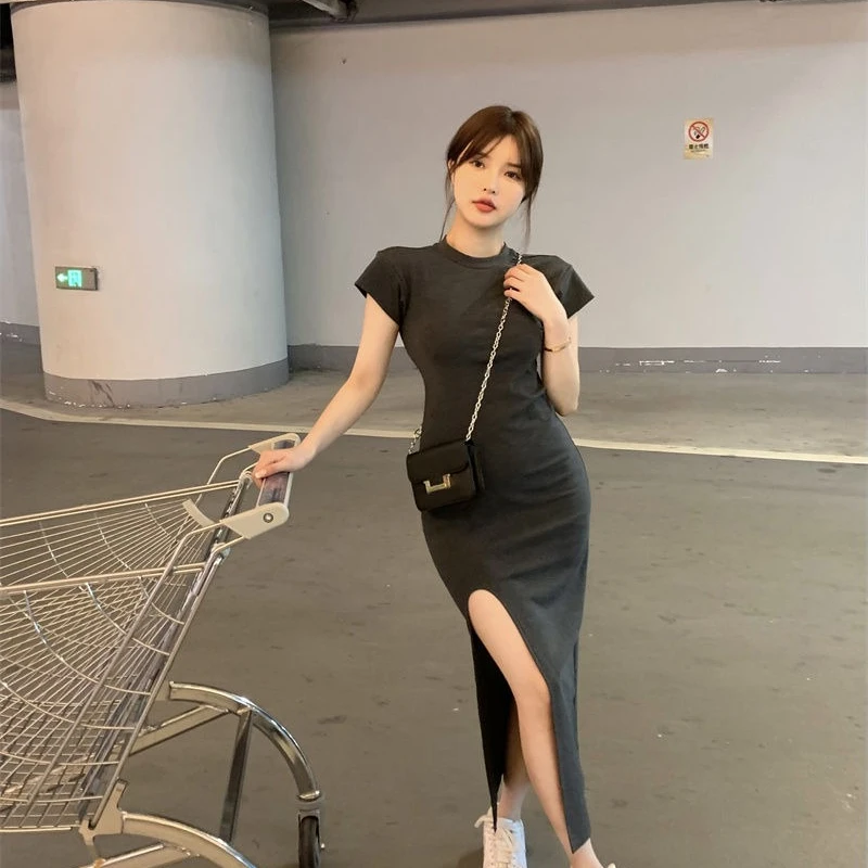 ชุดเดรสเสื้อยืดแขนสั้นสาวเครื่องเทศเซ็กซี่ 2025 ฤดูร้อนกระโปรงยาวผู้หญิงแยกสีดํา