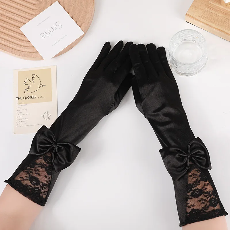 黒と白のステージパフォーマンス、ロングボウタイ、レースグローブ、サテンチュールのウェディングドレス、ブライダルエチケットショー