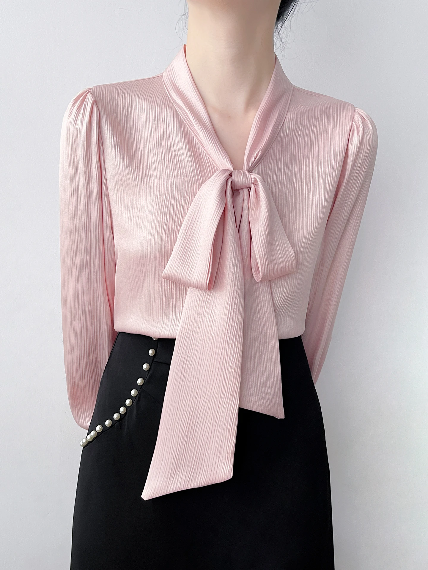 

Розовая атласная блузка с рукавами-фонариками и бантом, в корейском стиле, свободного кроя, с длинными рукавами, декоративными пуговицами и цветочным принтом, для повседневной носки