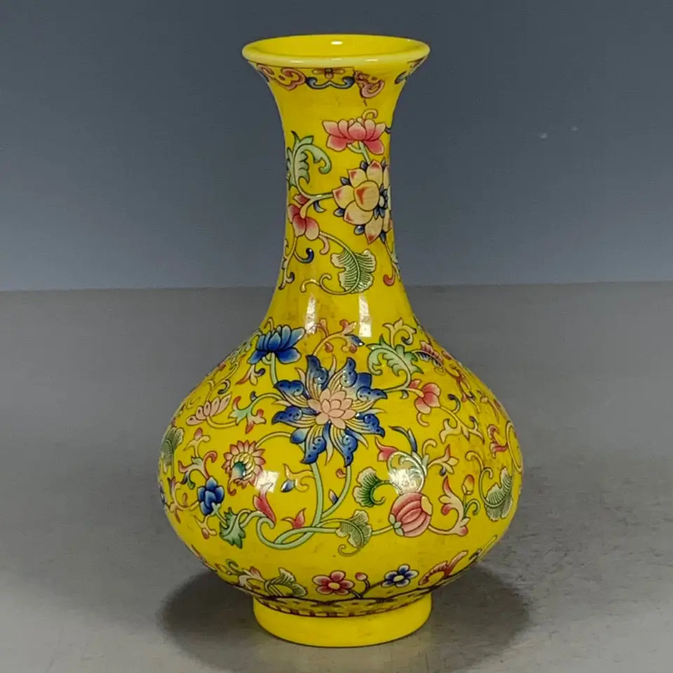 SGF antique old goods, ancient porcelain, Qing Dynasty Qianlong year-made twisted flower pastel vase