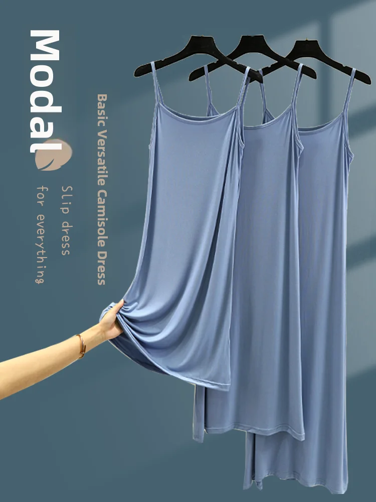 Vestido midi de verão com alças finas, forro interno modelador, saia evasê soltinha, preto e branco, camada base para usar po...