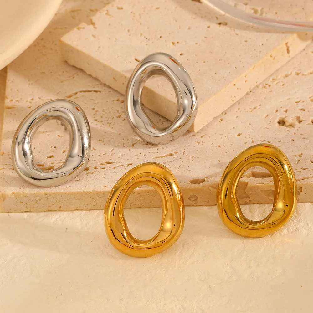 Minimalistische geometrische Ohrringe, goldfarben, aus Edelstahl, Damen, mit metallischer Struktur, auffälliger Schmuck. – Detail 3
