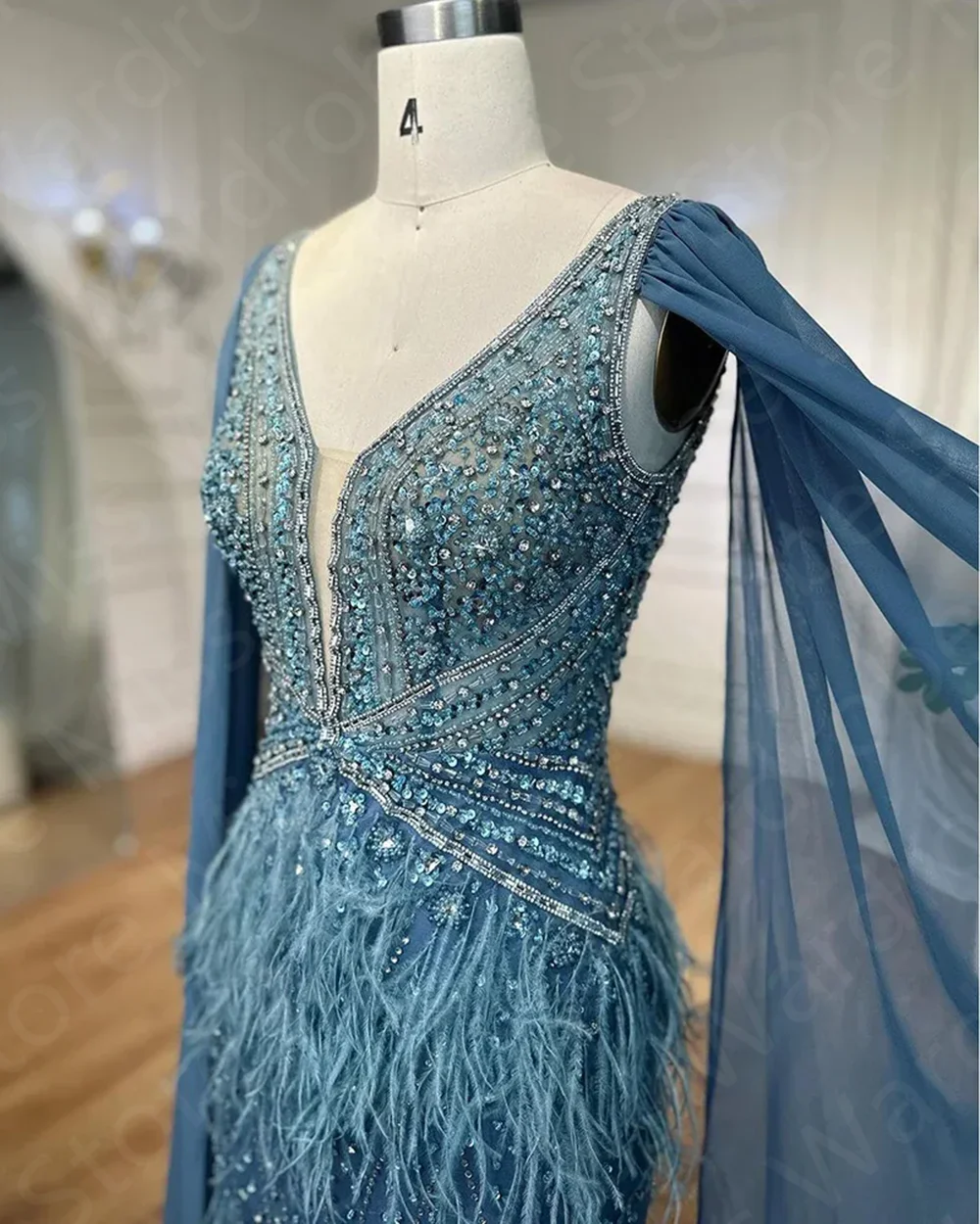 Luxury Teal Blue Evening Dresses 2024 Feathers Prom Party Gown Crystal Beaded Wedding Guest Gown V Neckline Cap Sleeves Back Out