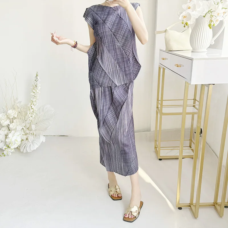 

Miyake's Women's Set with Pleated Folds Features A Fashionable Design, A Loose and Slimming Top and A Two-piece Skirt New Summer