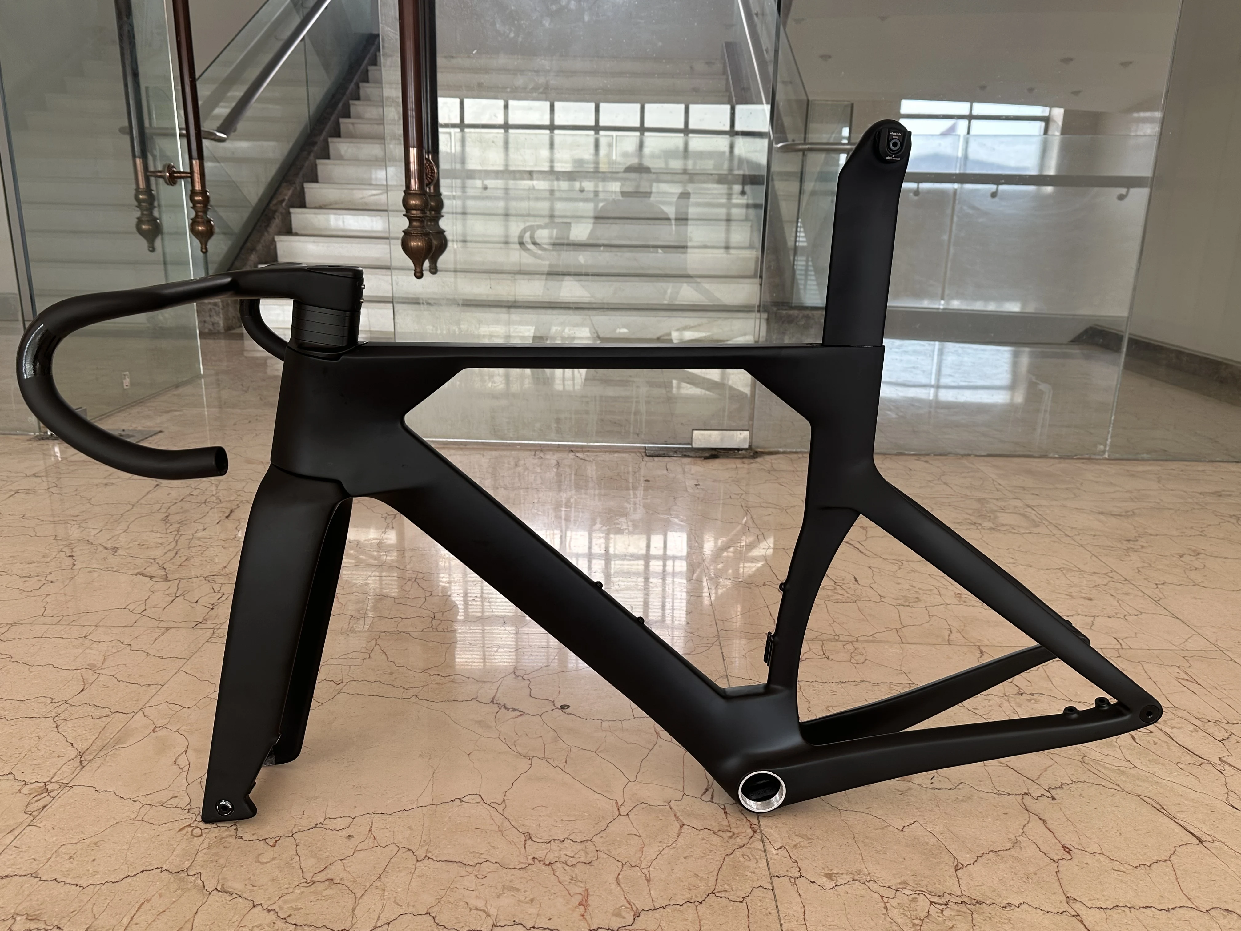 Cuadro de carbono de alta resistencia T800 para bicicleta de carretera, material de fibra de carbono, freno de disco 700C, diseño de eje pasante de montaje plano con enrutamiento interno