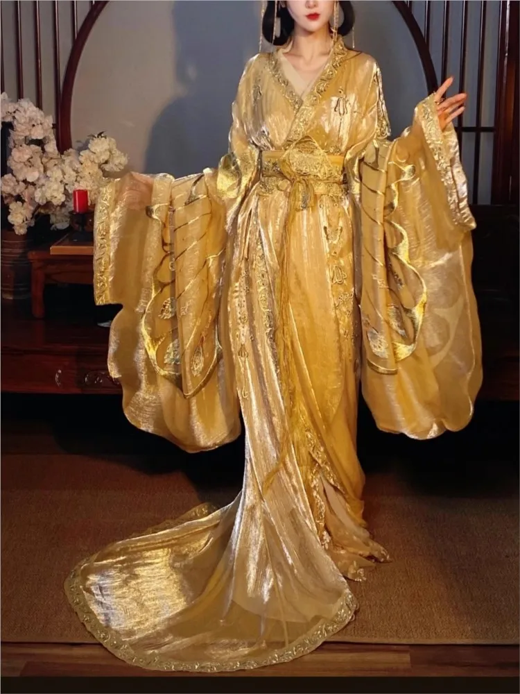 

A heavy industry Warring States Period robe with straight skirt style and embroidered golden Hanfu set