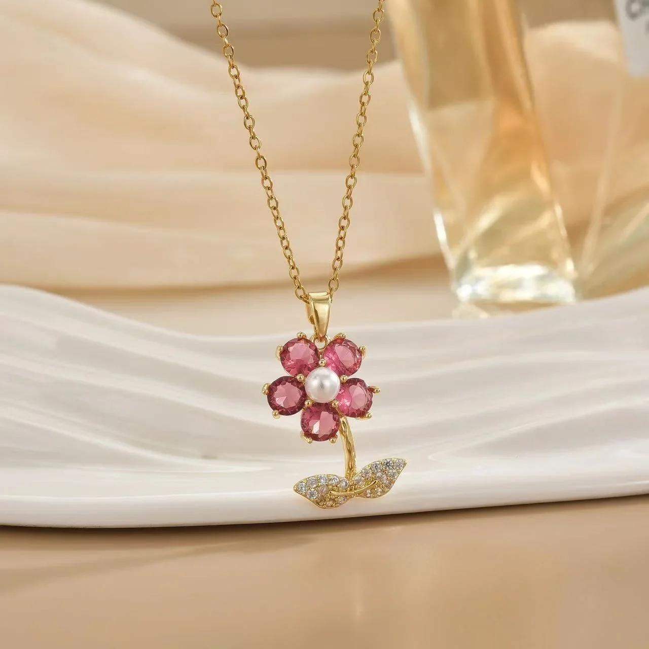 

Korean-style micro-pave zirconia five-petal flower necklace for women, sweet and simple, lightweight luxury, niche aesthetic, so
