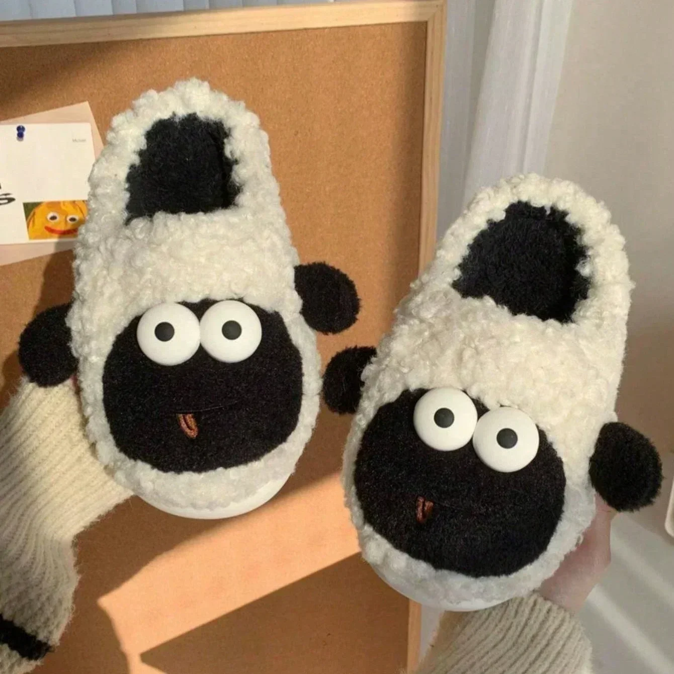 

2024 Hot Selling Cute Sheep Winter New Women's Slippers Soft with Platform Fur Warm Indoor Cozy Home Fluffy Home Slippers