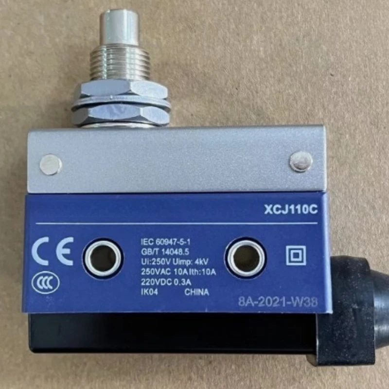 

Brand New Original XCJ110C limit switch metal plunger direct-acting type Fast delivery