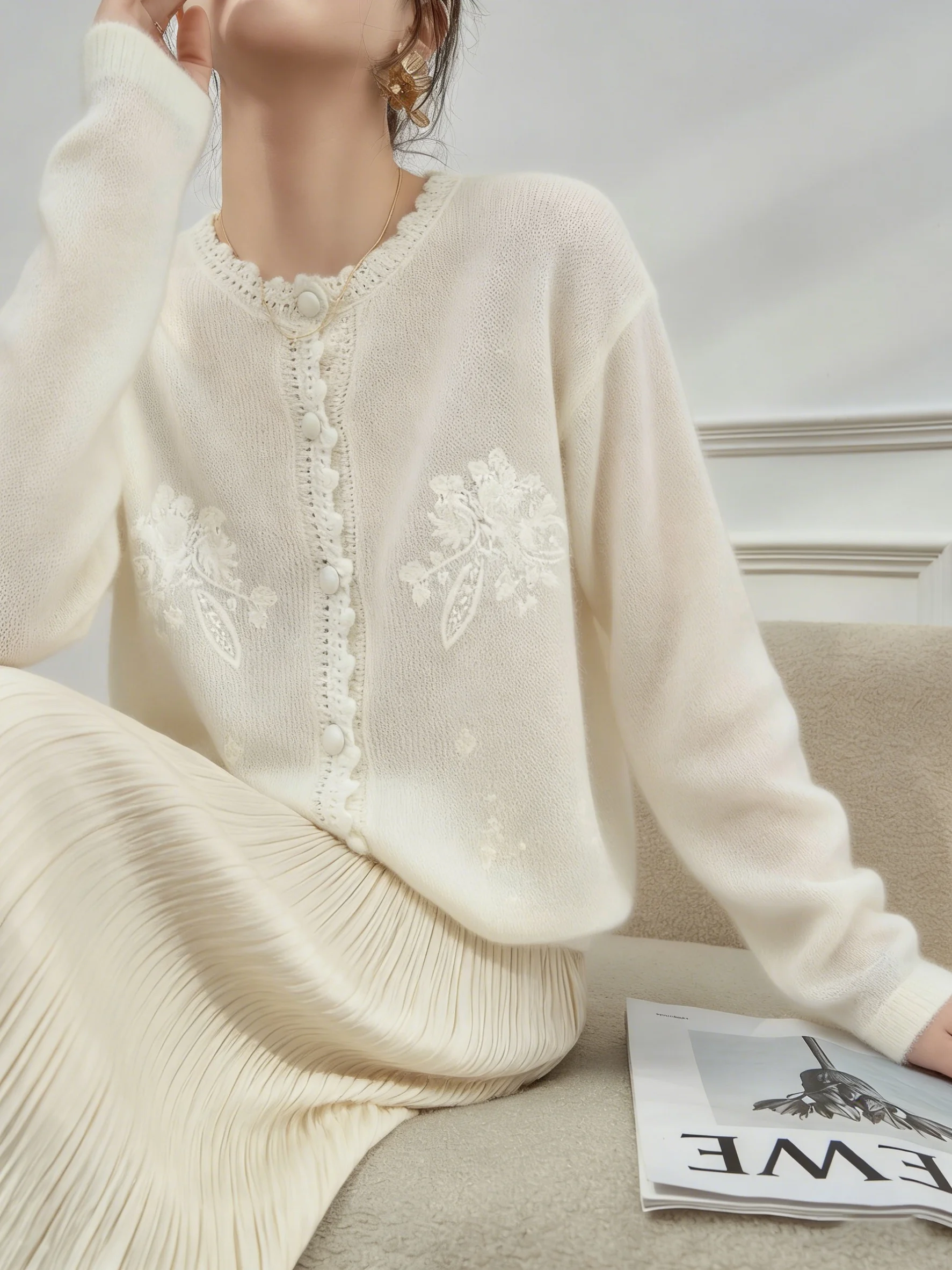 

Белый вязаный кардиган с вышивкой и юбка: модный женский комплект 2026 года, омолаживающая весенняя одежда, полный комплект
