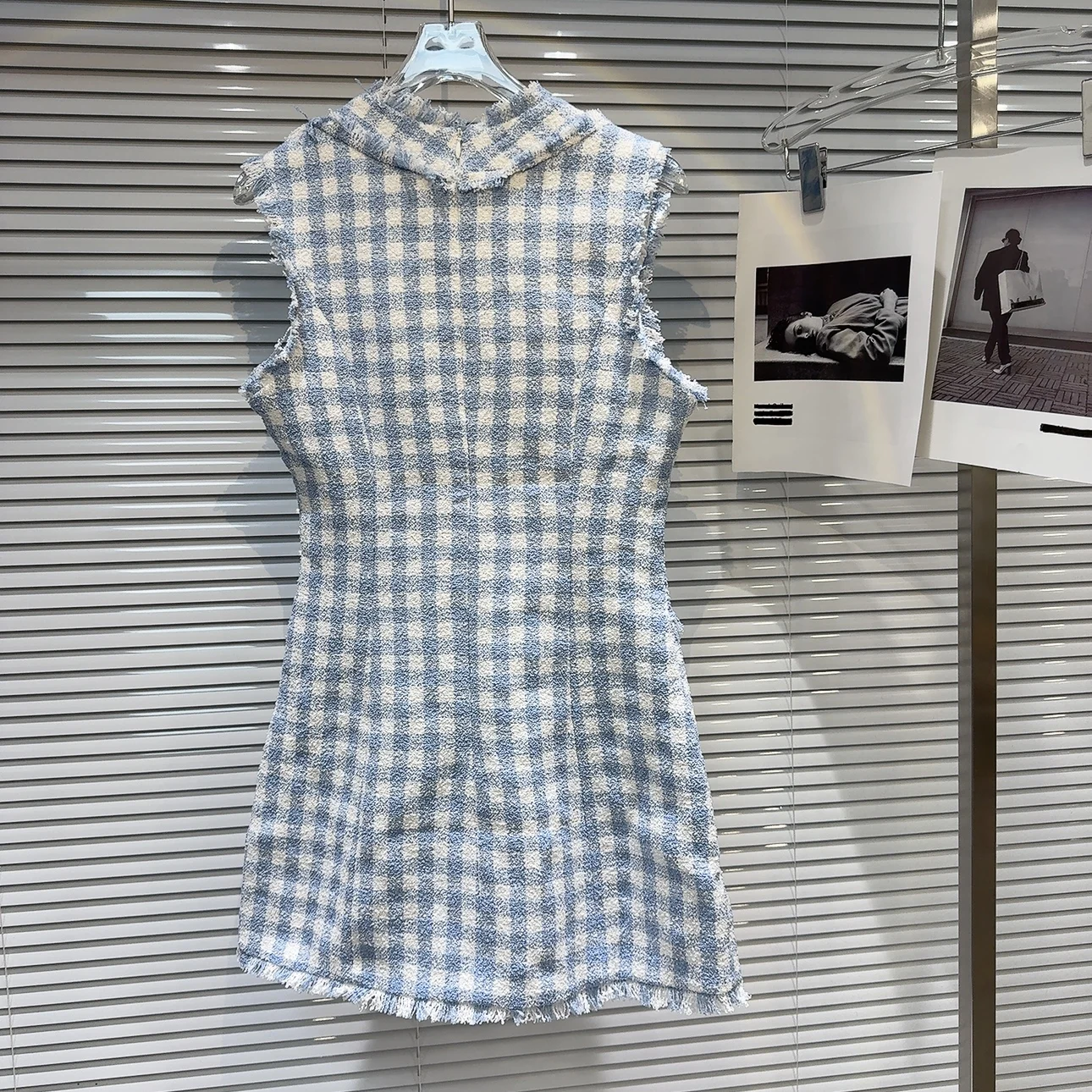 Neu eingetroffen im Sommer 2025, kariertes Tweed-Kleid mit Metallknöpfen und rohen Kanten, strahlender eleganter Socialite-Charm