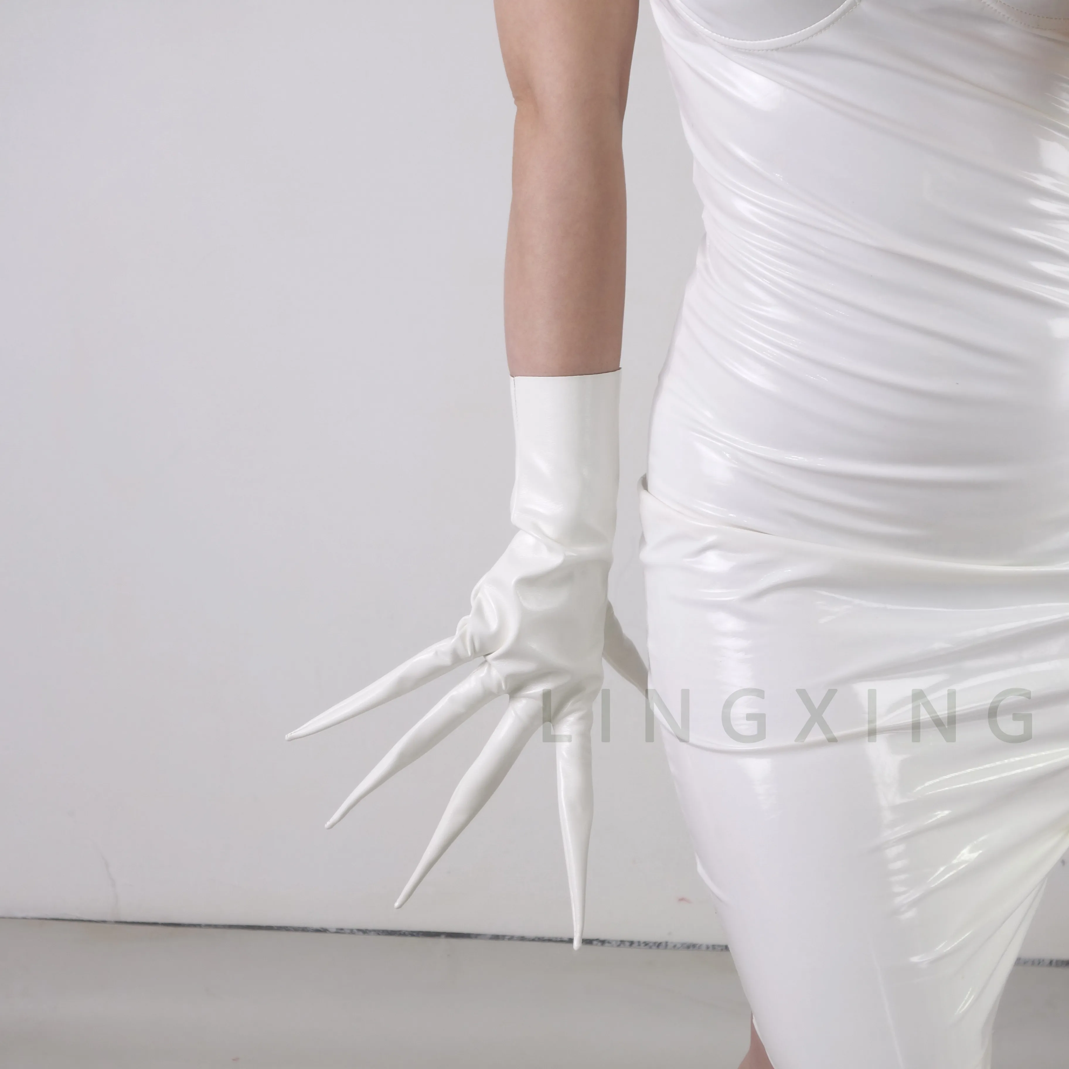 35 cm 14 Zoll spitze Fingerhandschuhe aus patentiertem Kunstleder PU mit langen Spikes an den Schultern, Armwärmer, glänzend schwarz, Pfoten-Drachenknöchel-Design – Detail 21
