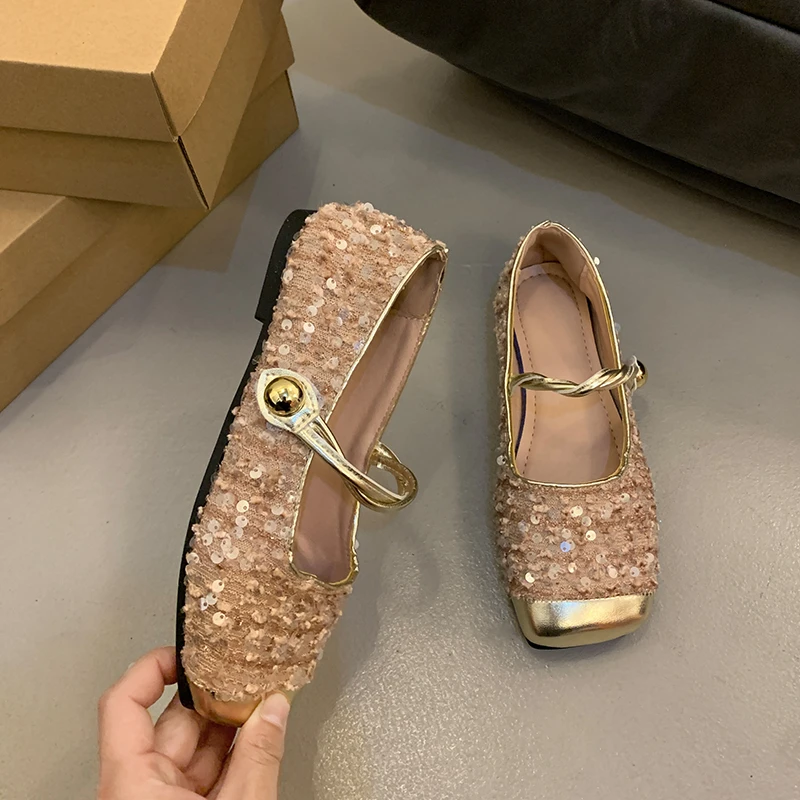 Un nicho-zapatos de lentejuelas de alta gama para mujer, zapatos de frijol de fondo plano, con un temperamento versátil, novedad de primavera 2024