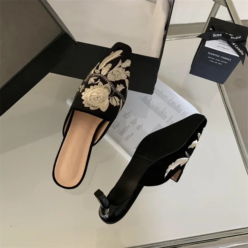 Moda ricama pantofola primavera autunno nuovo Slip On scarpe comode sandali con tacco gattino novità fiore Zapatos Mujer Design di lusso