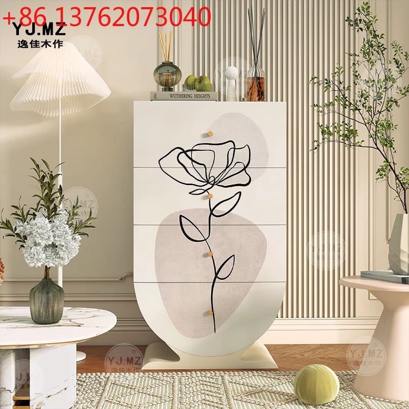 Mobile laterale per divano nordico semplice con fiori in bianco e nero contro il armadietto a muro