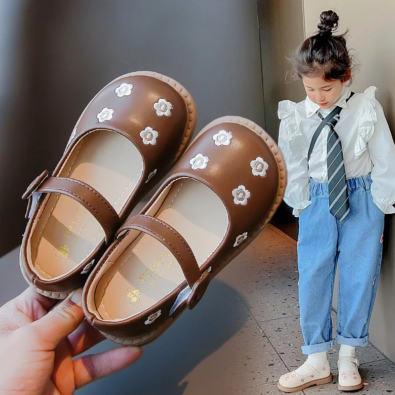 Scarpe in pelle per bambini 2024 primavera nuove ragazze bocca poco profonda suola morbida fiocco scarpe da principessa ricamato antiscivolo traspirante