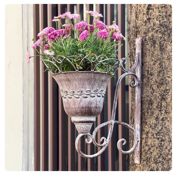 

Садовая антикварная железная цветочная корзина, украшение, уличные растения во дворе, цветочные горшки, висящие на стенах