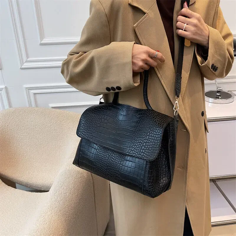 Large-capacity bag for women 2023 new crocodile pattern shoulder armpit retro crossbody bag commuter tote bag