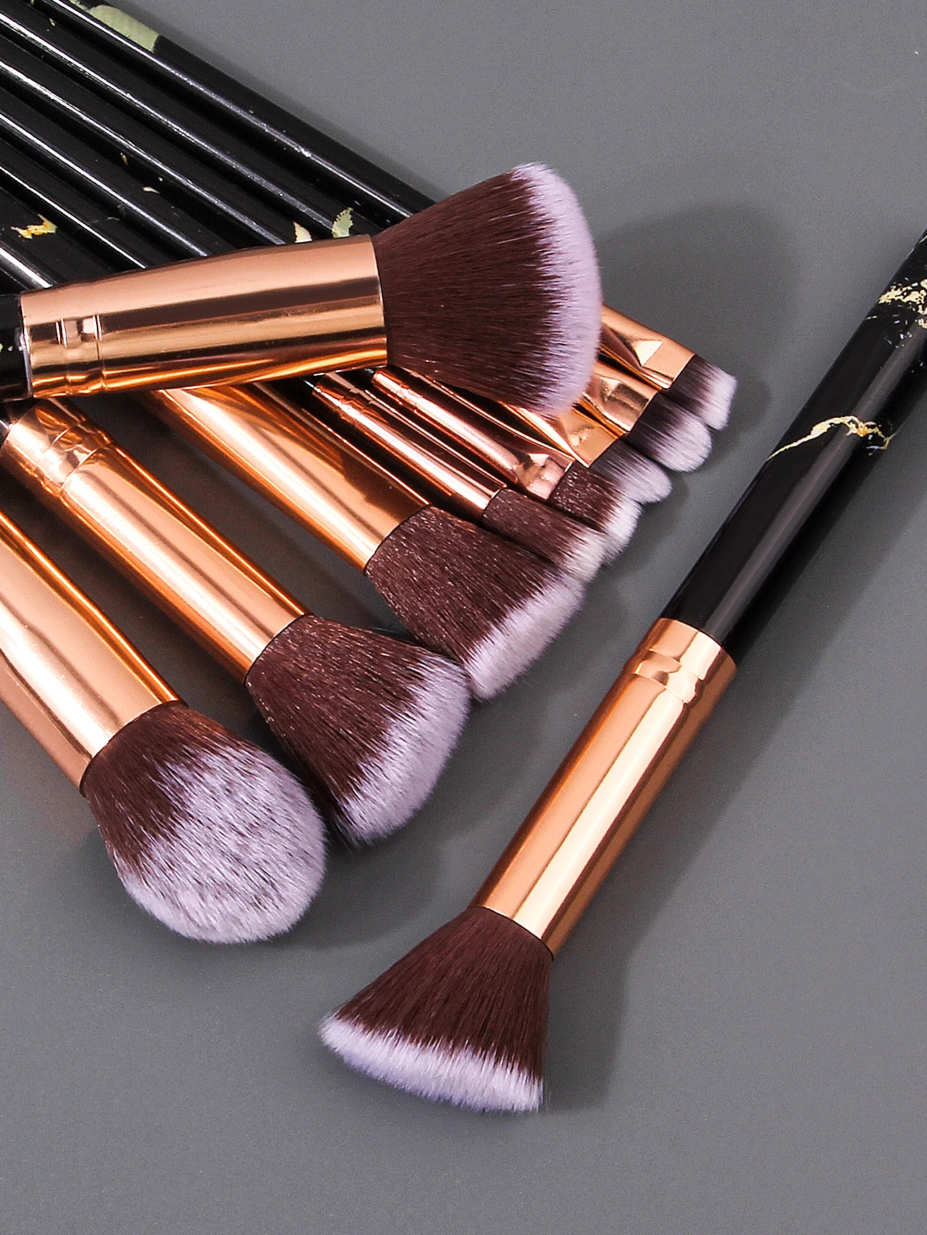 18個の多機能メイクブラシセット + ソフトメイクスポンジエッグパフ + リボンヘアバンドリストストラップ + フェイスブラシ