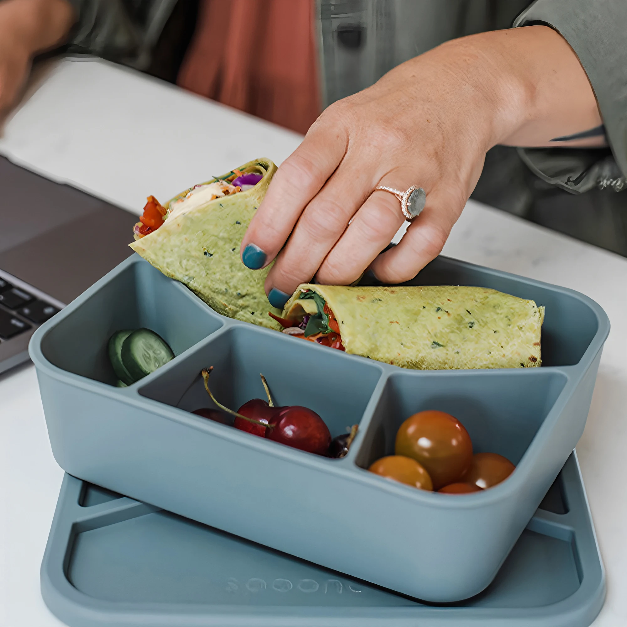 Silikon-Bento-Box, vier Fächer, wiederverwendbare Silikon-Lunchbox, verdickt und auslaufsicher, lebensmittelecht, unterteilter Lunchbehälter für unterwegs. – Detail 9