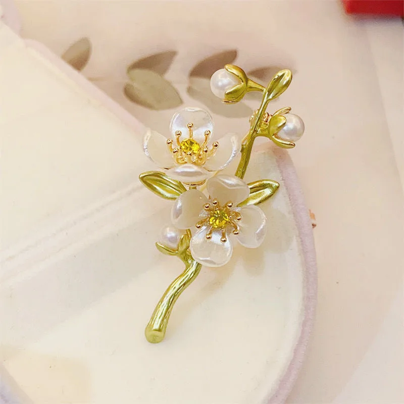 Spille di fiori di gelsomino verde smaltato retrò per le donne squisita spilla di fiori di perle di strass abbigliamento zaino Pin gioielli regalo