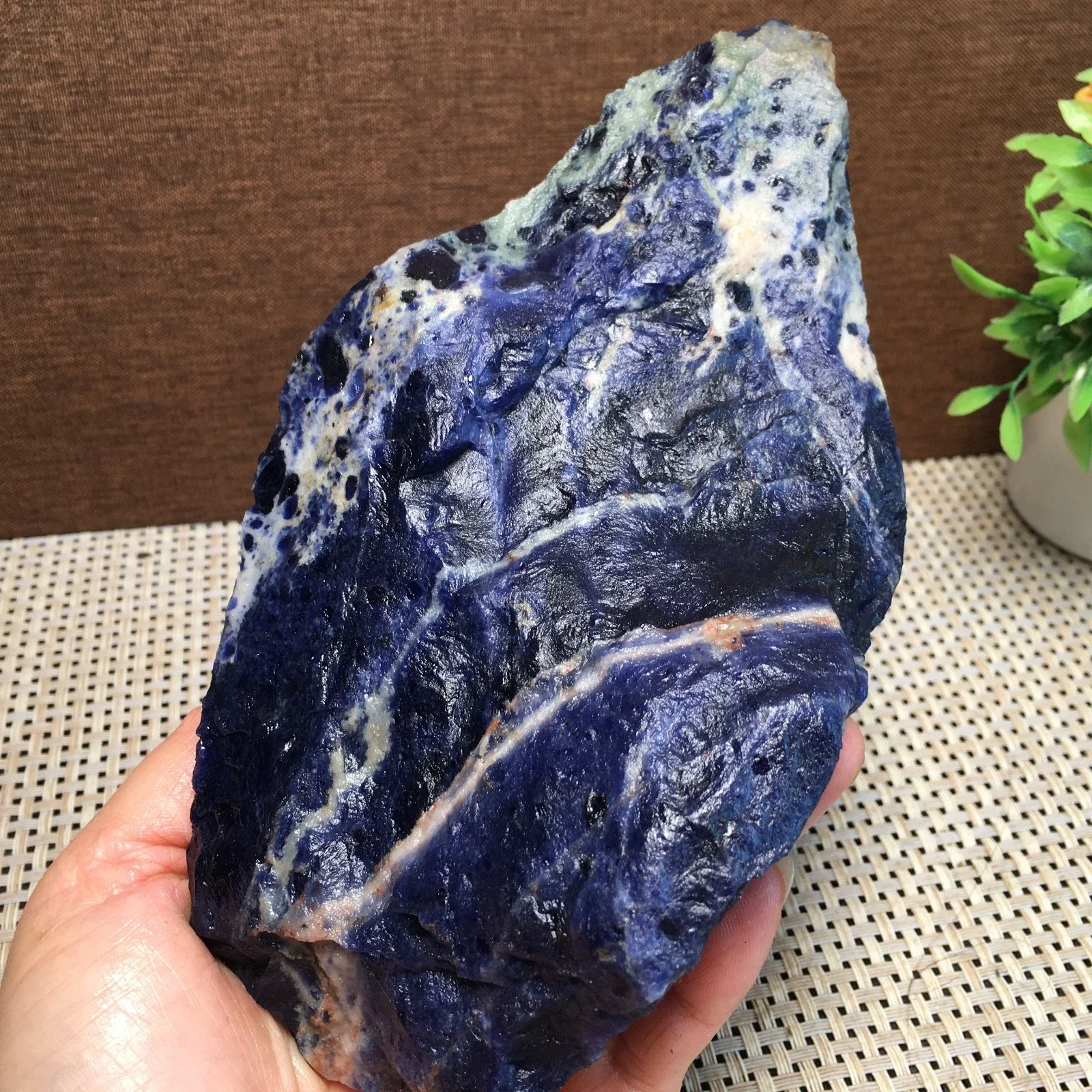 

Natural sodalite raw stone, promoting spiritual healing, suitable for home aquarium decoration, demagnetization divination, medi