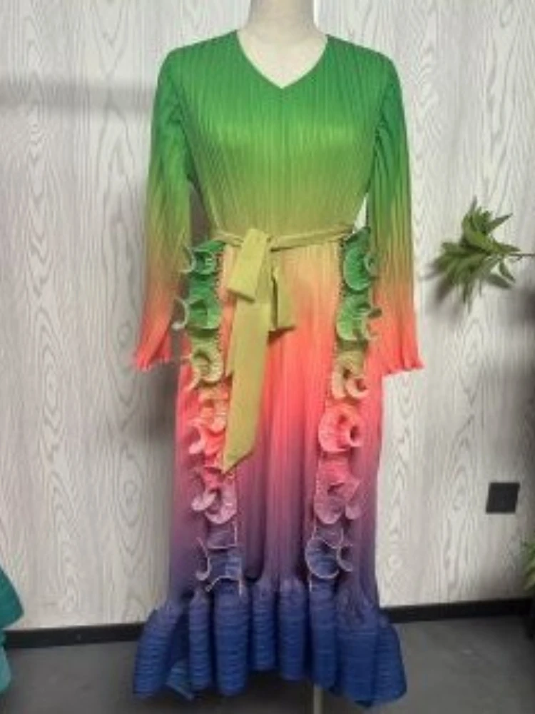 miyake-–-robe-longue-plissee-pour-femmes-sens-du-changement-progressif-de-couleur-bretelles-taille-col-en-v-bord-a-volants-nouvelle-collection-ete