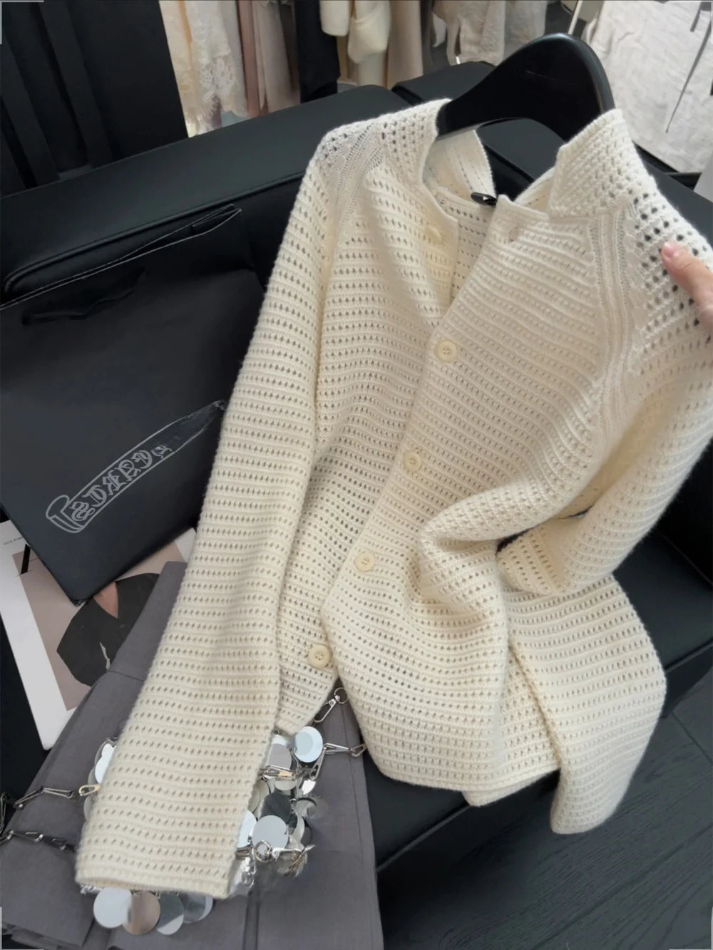 

Модный вязаный открытый кардиган белого цвета с воротником-стойкой на одной пуговице, ажурный дизайн для мужчин и женщин, весенне-осенняя повседневная одежда