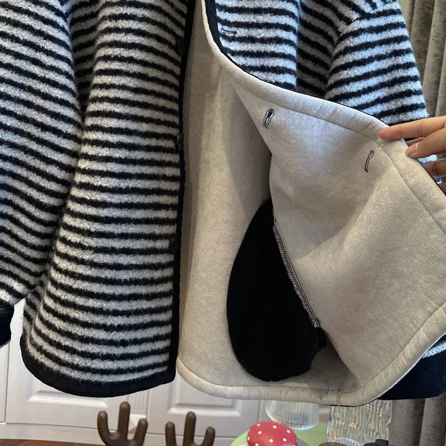 Abrigo a rayas de colores contrastantes para mujer estilo coreano Otoño Invierno abrigo suelto de lana de cordero con una hilera de botones Tops sueltos para mujer