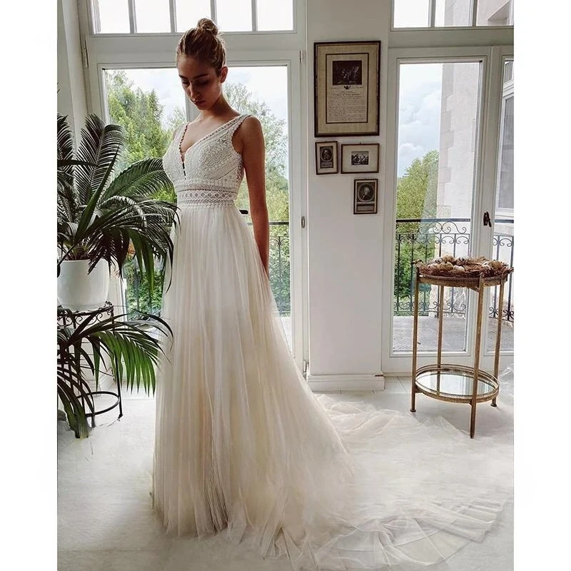 カスタマイズされたボヘミアンのウェディングドレス V ネックアップリケレースチュールアイボリーエレガントなウエディングドレス A ライン花嫁自由奔放に生きる Vestidos デノビア
