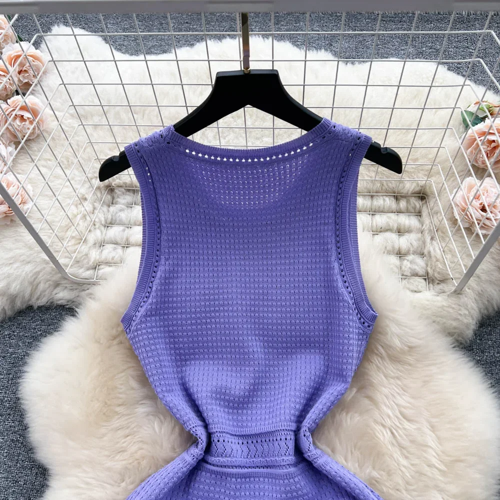 ชุดเดรสฤดูร้อนชายหาดแบบมีสายรัดยืดหยุ่นสำหรับผู้หญิงเดรสยาวคลุมเข่าสีล้วนสำหรับวันหยุด2024