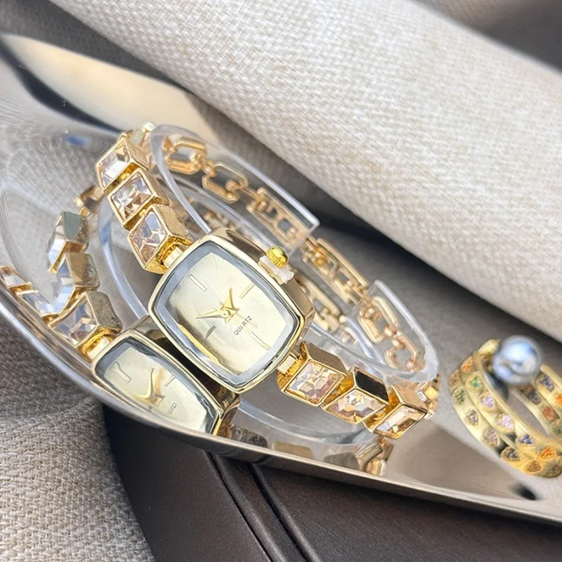 

Винтажные женские прямоугольные маленькие циферблаты с красочным бриллиантовым браслетом, женские кварцевые часы, подходящие для украшения поездок на работу