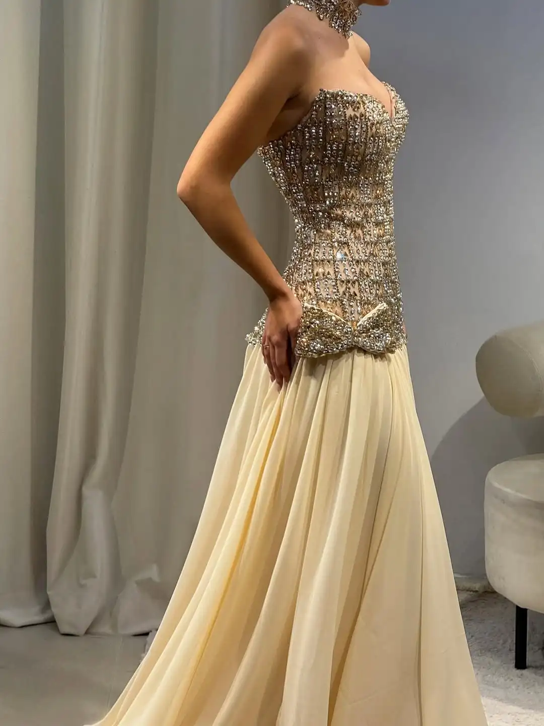 فساتين سهرة فاخرة مطرزة بالكريستال على شكل حرف a بدون حمالات فستان حفلات مع فيونكة فاخرة في دبي مطرز بالخرز للحفلات فيستدوس دي فييستا