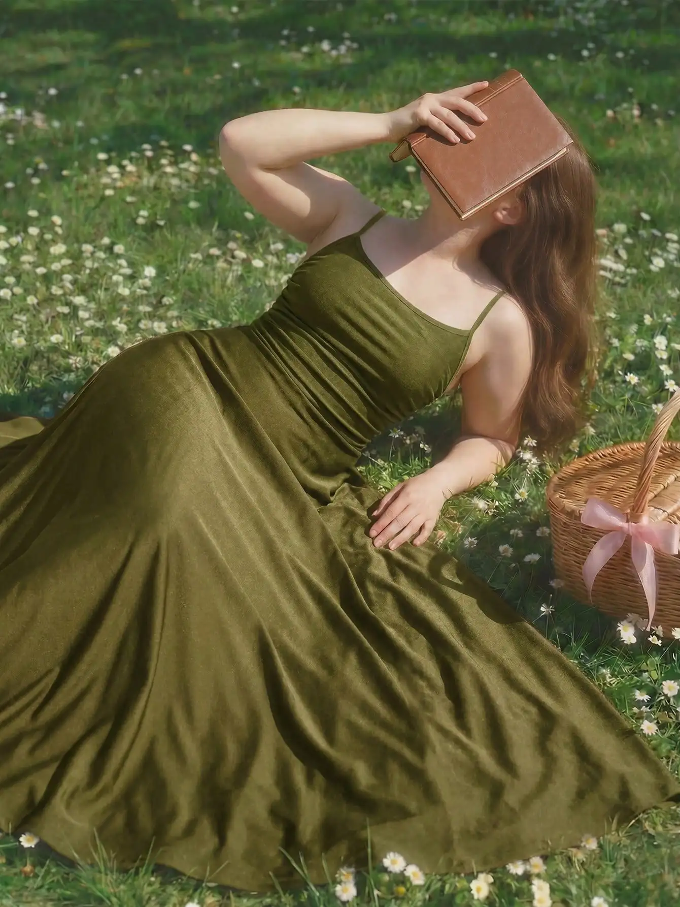 

Оливково-зеленое макси-платье с драпировкой на талии и тонкими бретелями для женщин