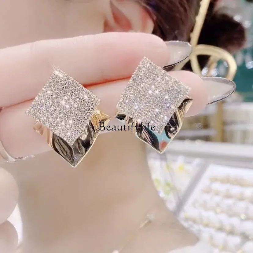 

Metal rhombus with diamonds, super flash personalized hipster earrings, Japanese and Korean fashion studs.