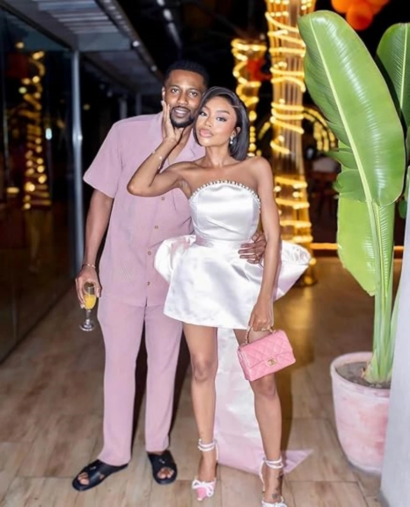 فساتين حفلة موسيقية من الساتان بدون حمالات، فستان كوكتيل قصير على شكل حرف A مع فيونكة مطرزة صغيرة لحفلات العودة للوطن، فستان سهرة