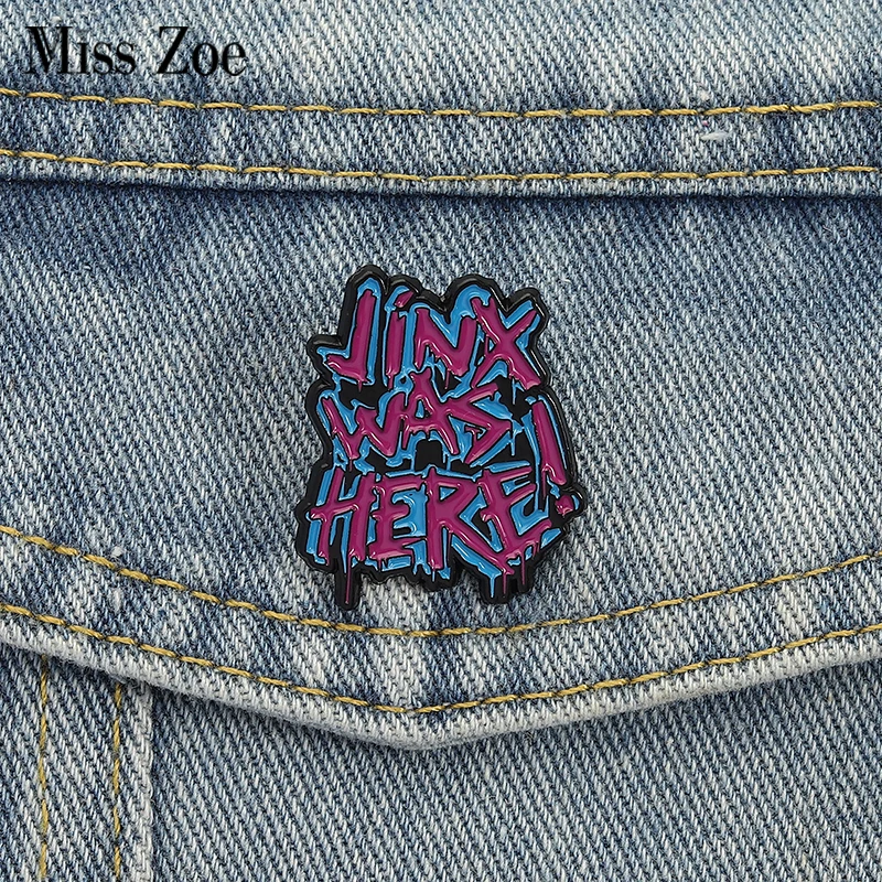 Jinx war hier! Emaille Pins Benutzerdefinierte Halloween Horror Text Broschen Revers Abzeichen Kleidung Punk Gothic Schmuck Geschenk für Freunde
