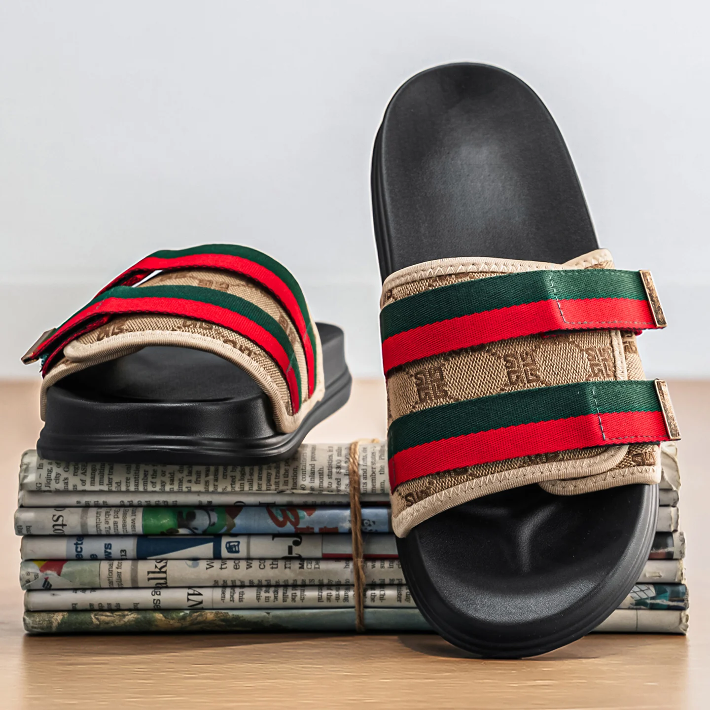 Outdoor Slippers Men's Summer Classic One-piece Slippers Lightweight and Fashionable Satin Casual Sandals Comfortable Indoor