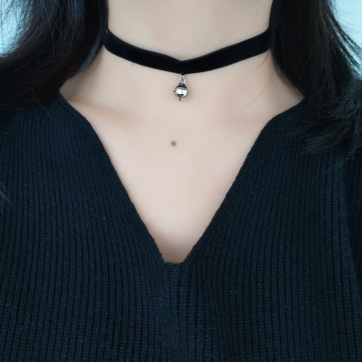 Fashionable, sweet and cute Y2K black velvet strap choker collar, bell pendant, necklace, women's accessory jewelry