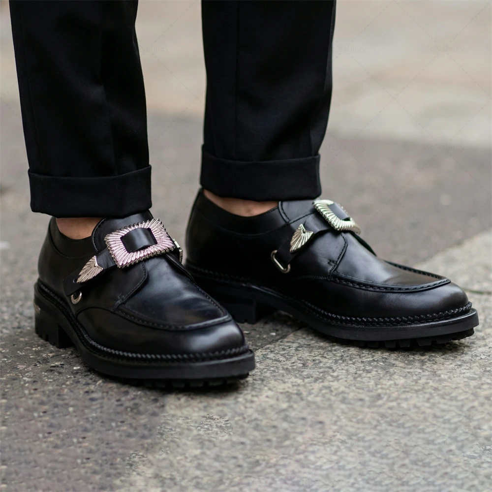 

Мужские повседневные туфли-лоферы из черной кожи с круглым носком, металлической пряжкой и декором в виде крыльев, на толстой подошве, больших размеров