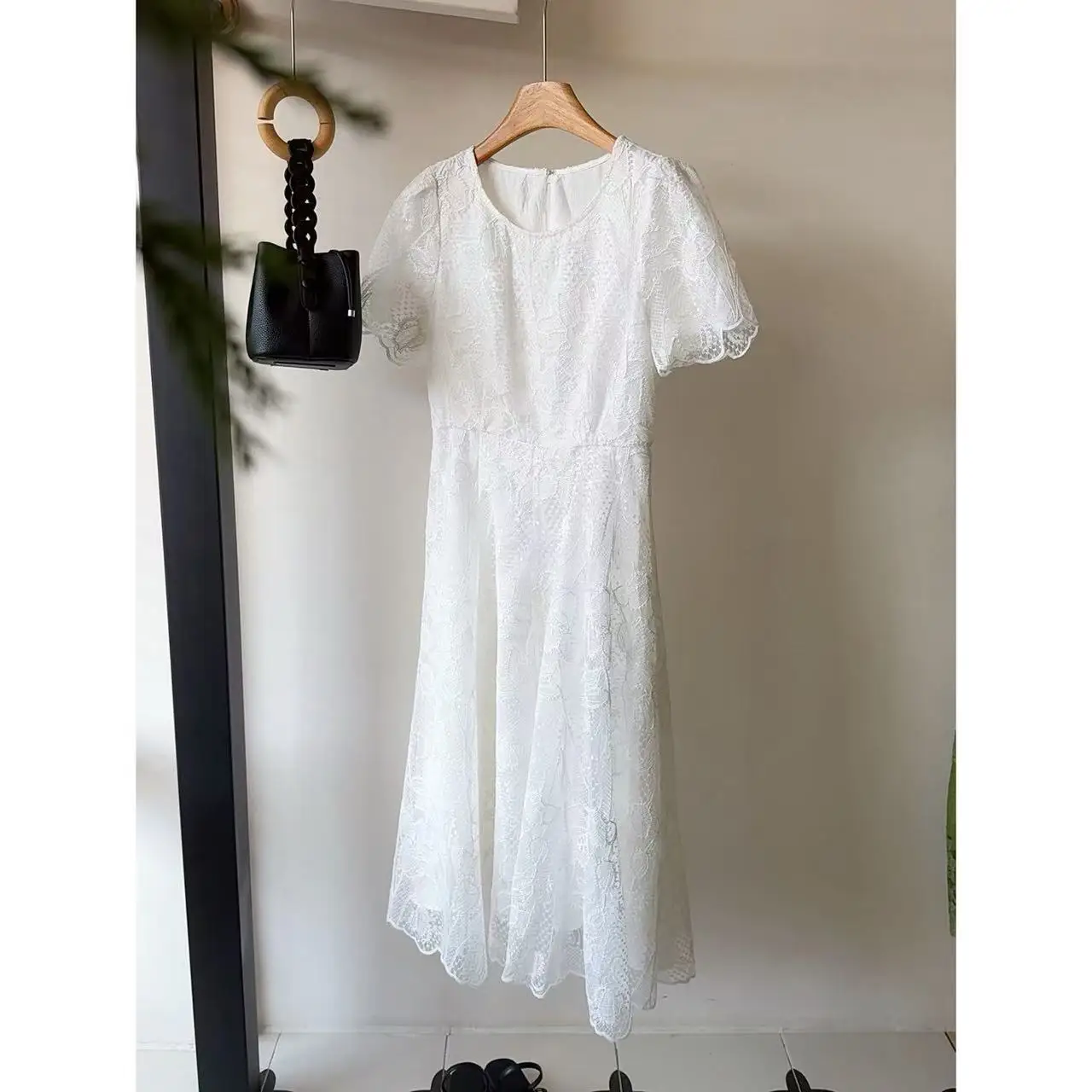 

Специальное предложение: Юбка А-силуэта из мягкого ацетатного волокна с вышивкой, цветочным кружевом, ажурными вставками, французским кроем и завышенной талией.